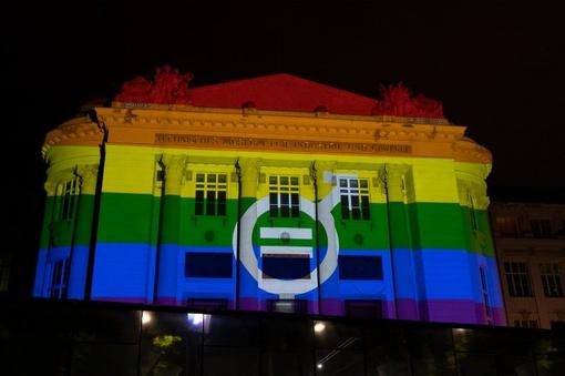 Fotoaufnahme bei Nacht: das Technische Museum beleuchtet in den Farben des Regenbogens