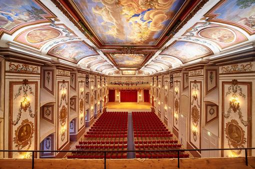 Foto des Haydnsaals im Schloss Esterházy, Ansicht vom Balkon in den Saal und auf die Bühne