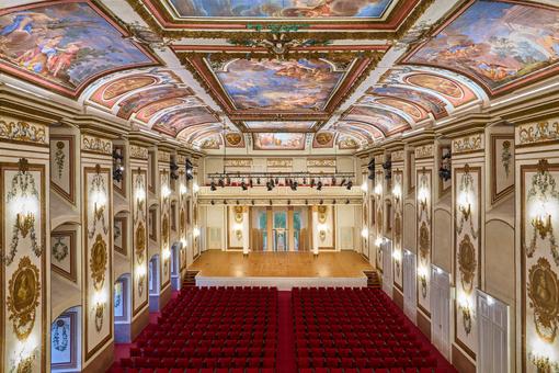 Foto des Haydnsaals im Schloss Esterházy, Ansicht vom Balkon in den Saal und auf die Bühne