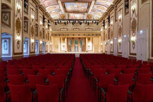 Foto des Haydnsaals im Schloss Esterházy, Ansicht vom Parterre hinten in den Saal und auf die Bühne