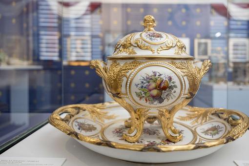 Imperiales barockes Tafelprozellan mit Goldapplikationen, ein reich verzierter Suppentopf mit einem dazupassenden Unterteller