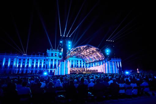 Summer night concert Schönbrunn 2022, view of the stage with the Vienna Philharmonic Orchestra, light design blue