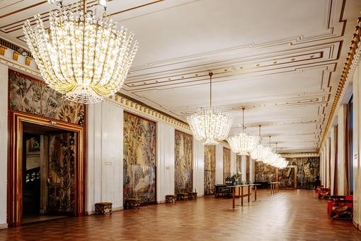Photo of the Gustav Mahler Hall in the Vienna State Opera with its magnificent crystal chandeliers and wall tapestries