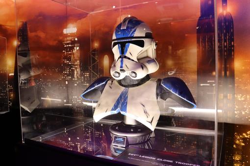 Der Helm eines 501th Clone Troopers aus der Star Wars-Saga in einer Glasvitrine