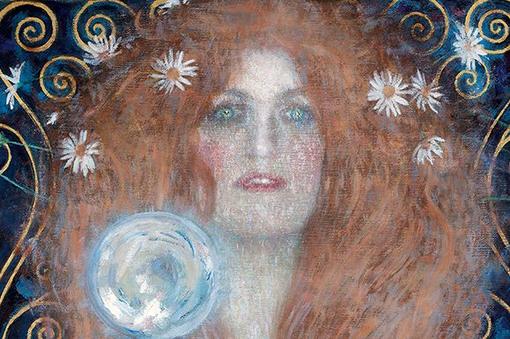 Das Bild zeigt ein Detail des Gemäldes, den Kopf der Nuda Veritas mit rotbraunem Haar darin Margariten, vor dem Gesicht ein kleiner runder Spiegel, vor dunkelblauem Hintergrund mit goldener Ornamentik