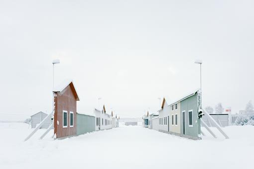 Foto von Fassaden-Staffagen in unterschiedlichen Farben in einem Fahrzeug-Testgelände in einer winterlichen weißen Landschaft