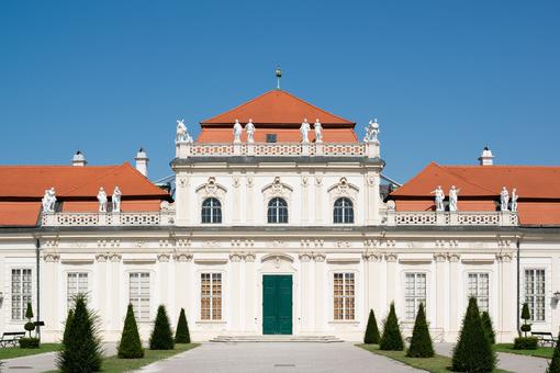 Foto des Unteren Belvedere, barocke Fassade, oranges Ziegeldach, blauer Himmel