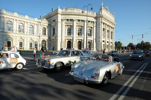 Photo of various vintage cars on the Ringstraße in front of the Burgtheater