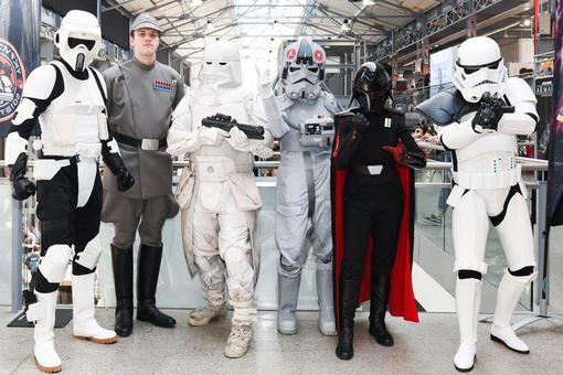 Foto von Besucher:innen der Vienna Comix, die sich in Kostümen unterschiedlicher Charaktäre aus den Star Wars-Filmen präsentieren