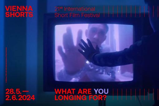 Festivalsujet des Kurzfilmfestivals Vienna Shorts mit roter Schrift auf dunkelblauem Hintergrund, eine reale Hand berührt eine virtuelle Hand einer Person, die auf einem Bildschirm zu sehen ist