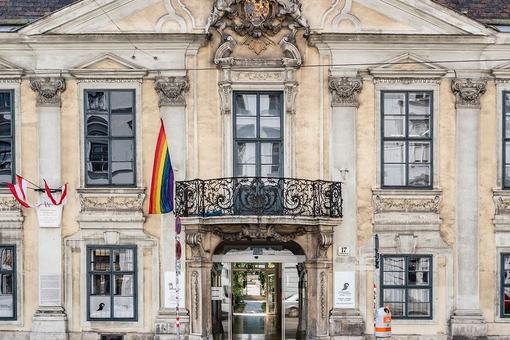 Barocke Fassade und Haupteingang des Volkskundemuseums, am Balkon über dem Haupteingang ist die Regenbogenfahne gehisst