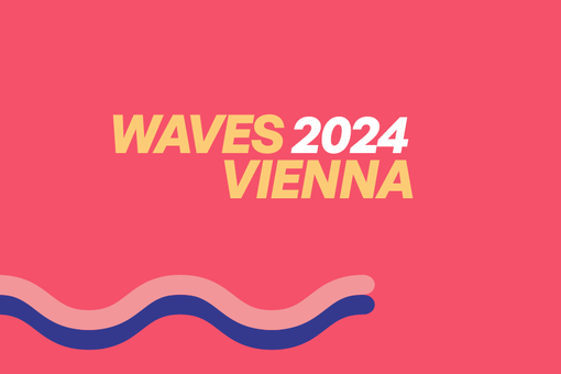 Das Bild zeigt das Logo bzw. den Schriftzug Waves Vienna in Versalien und in gelber und weißer Farbe vor rotem Hintergrund, darunter zwei wellenförmigen Linien in blau und rosa
