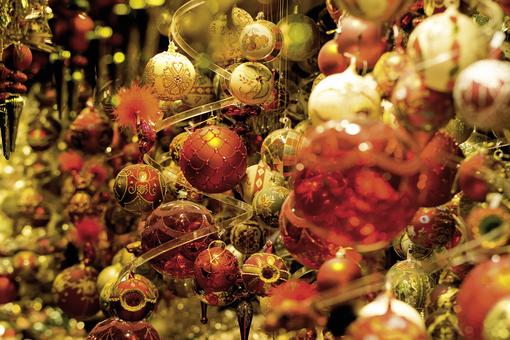 Foto von unzähligen Weihnachts- und Christbaumkugeln in den Farben Gold, Rot und Orange