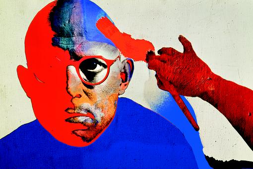 Das Foto eines kahlköpfigen Mannes mit Brille wird von einer roten Hand mit kräftiger roter und blauer Farbe übermalt