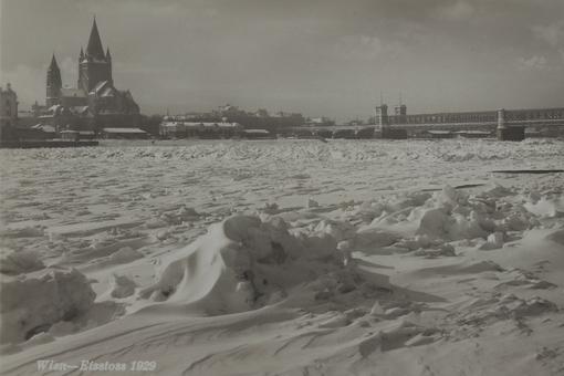 A picture postcard in black and white from 1929 shows the ice fall on the Danube at the old Reichsbrücke bridge, with the Franz von Assisi church in Vienna's 2nd district in the background