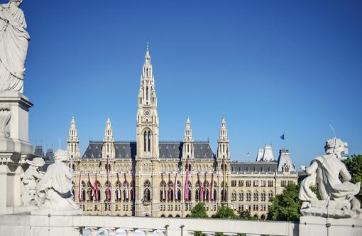 Das Foto zeigt das Wiener Rathaus, ein Gebäude im neogotischen Stil gebaut