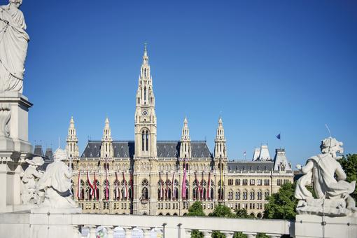 Das Foto zeigt das Wiener Rathaus vom Burgtheater aus fotografiert