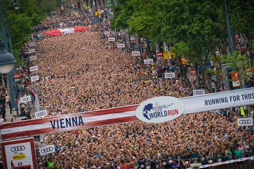 Foto von tausenden Teilnehmer:innen am Start des Wing for Life World Run