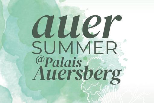 Das Foto zeigt den Schriftzug auer summer@Palais Auersperg in dunkelgrauer Farbe vor einem türkisweißen wie Aquarellfarben verschwommenen Hintergrund