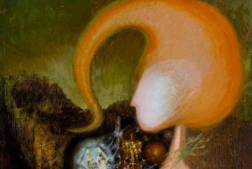 Surrealistisches Gemälde von einem Frauenkopf mit grellorangeem Haar, das sich vor dem Gesicht zu einer große Locke formt, olivgründer Hntergrund