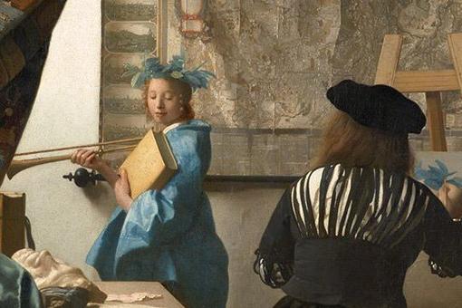 Das Gemälde zeigt einen Maler im Atelier, sein Modell posiert in einem blauen Kleid, mit einem Buch und einer Posaune in der Hand
