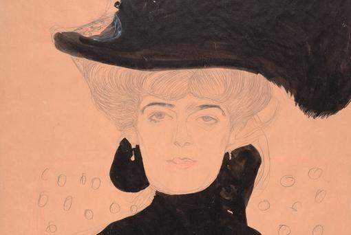 Ausschnitt einer Zeichnung: Dame mit schwarzem Federhut, gezeichnet mit Bleistift und Tusche