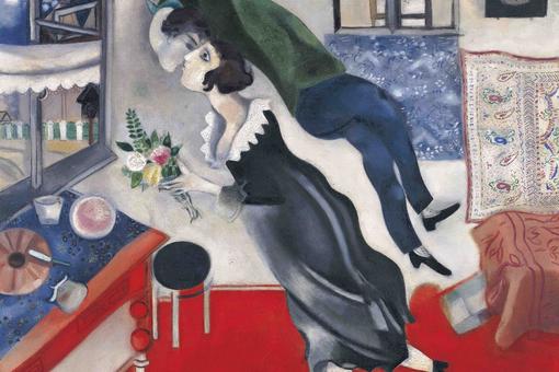 This painting by Marc Chagall in shades of blue, red and green shows a couple floating in a living room. The man is kissing the woman from behind, turned towards her.