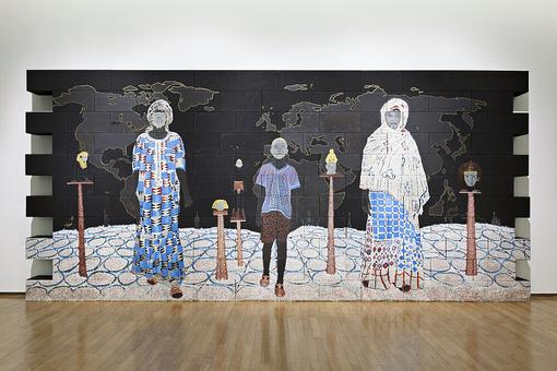 Ein Kunstgemälde, das drei Menschen in traditioneller Kleidung aus Afrika zeigt, zwischen ihnen Kunstwerke auf Stelen und im Hintergrund ist eine Weltkarte zu sehen 