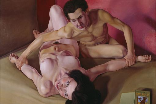 Gemälde, das ein nacktes Paar auf einem Bett zeigt. Der Mann hält die Arme der Frau, ist über sie gebeugt. Alles in beigen, rosa und pinken Farbtönen
