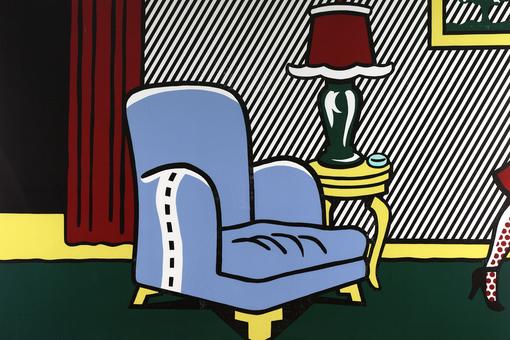 Colourierter Abdruck eines Holzschnitts, der im Vordergrund ein blaues Fauteuil, daneben einen gelben Beistelltisch auf dem eine Lampe mit schwarzes Fuss und dunkelrotem Schirm steht, im Hintergrund eine schwarzweiß gestreifte Tapete