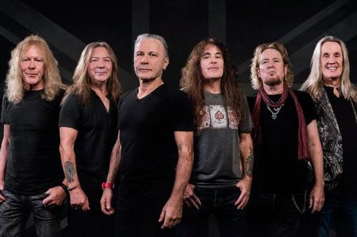 Ein Gruppenbild der Rockband "Iron Maiden", die aus sechs Musikern besteht