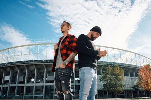 Das Foto zeigt die Musiker Seiler und Speer vor dem Ernst-Happel-Stadion in Wien
