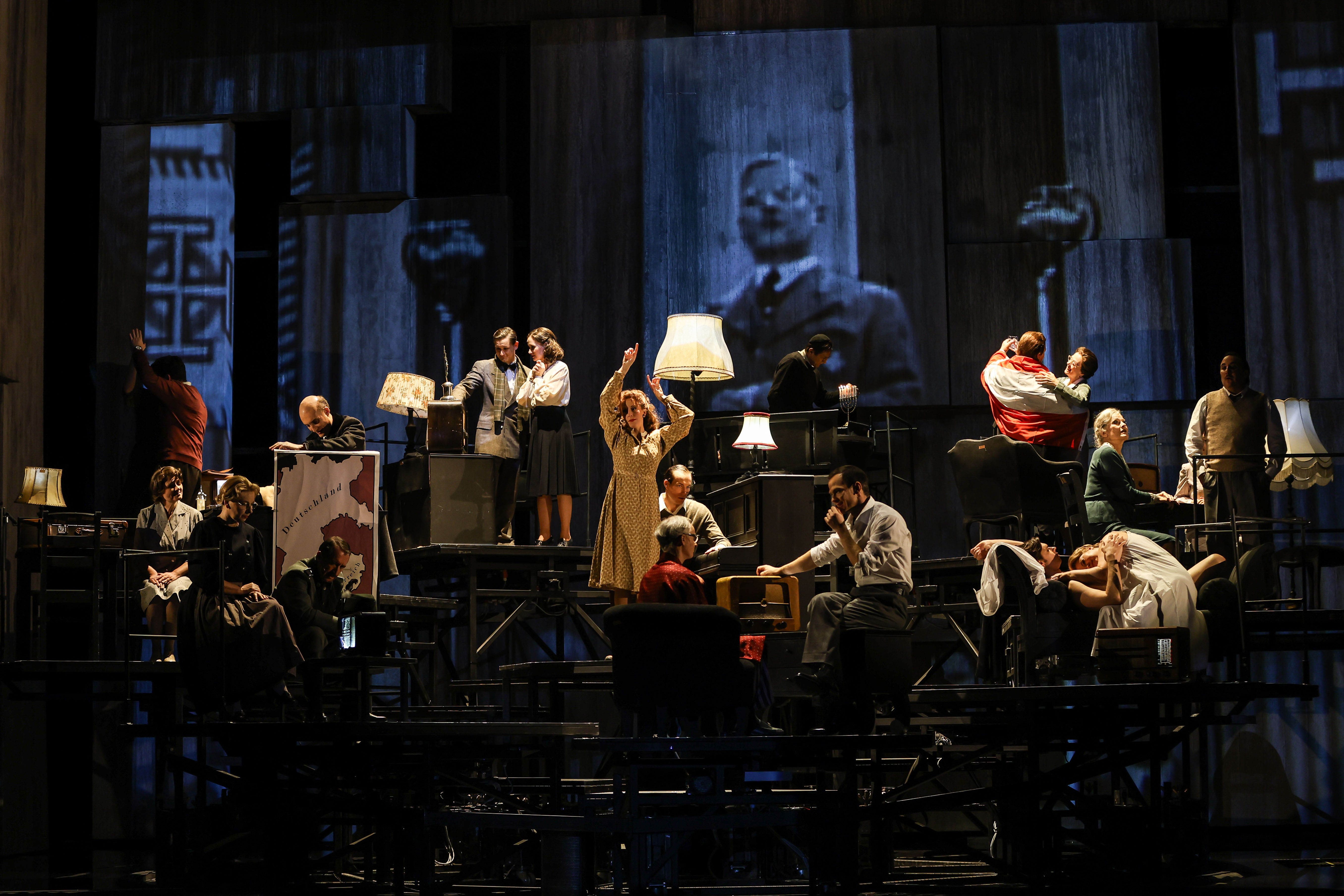 Ensemble © Barbara Pálffy / Volksoper Wien Szenefoto aus dem Stück "Lass uns die Welt vergessen - Volksoper 1938". Vom Ensemble wird eine Szene in einem Nachtlokal während der NS-Zeit dargestellt.