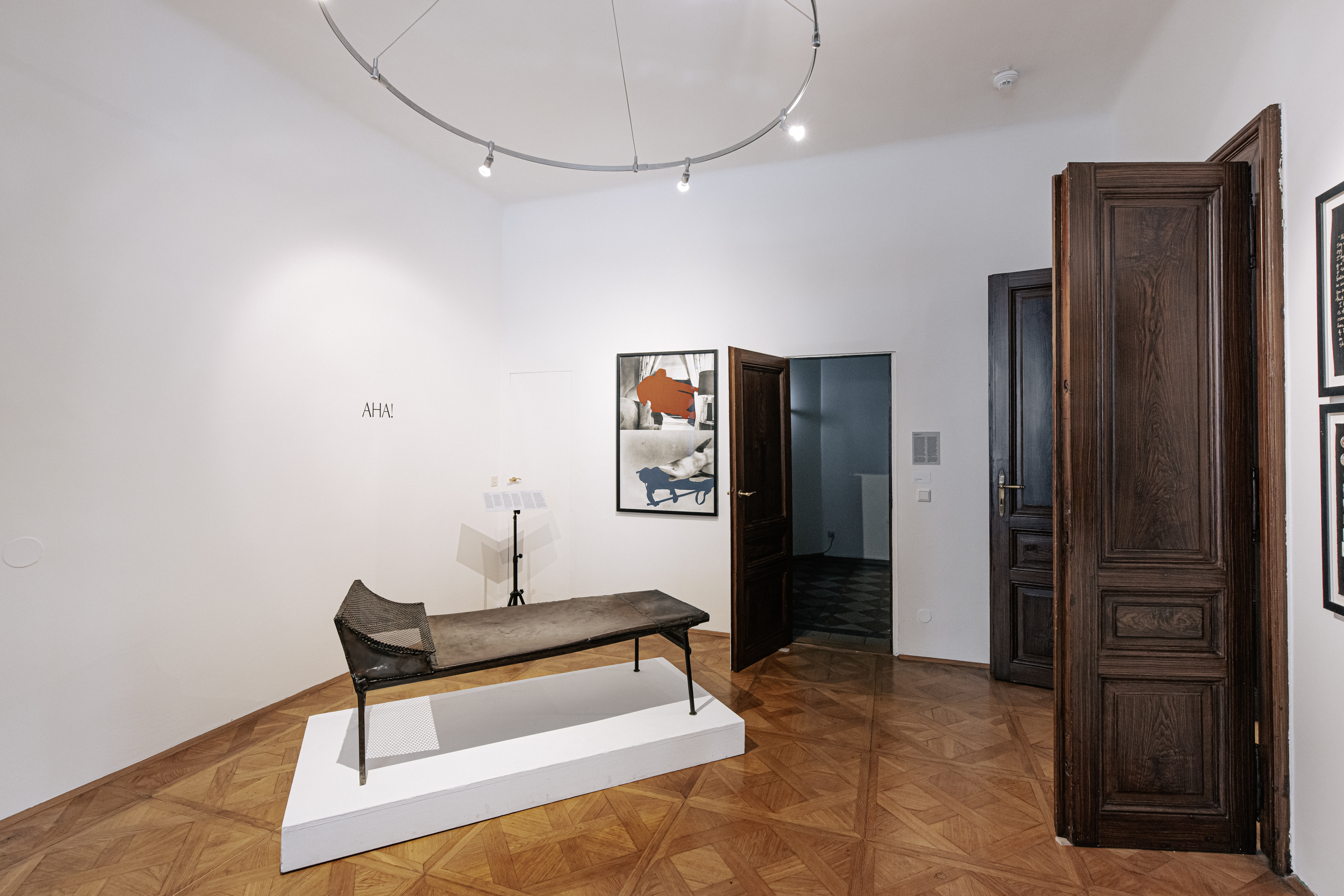 Freud Museum © WienTourismus/Paul Bauer Photo of a room in the Sigmund Freud apartment in the center a couch made of dark brown wood on a white pedestal