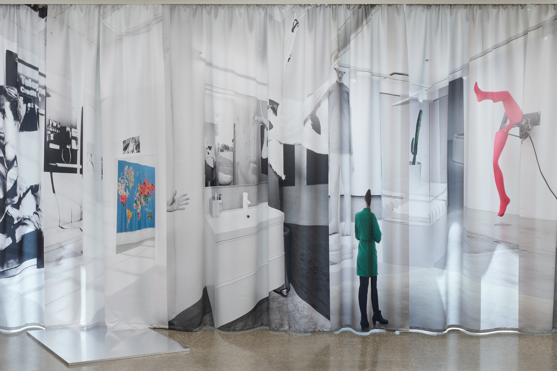 Ausstellungsansicht Jonathan Monk. Limited Company, Belvedere 21 © Foto: Johannes Stoll / Belvedere Wien Das Foto zeigt eine Ausstellungsansicht der Schau "Limited Company" des britischen Künstlers Jonathan Monk. Zu sehen ist ein mit Fotomotiven bedruckter, leicht durchscheinender Vorhang