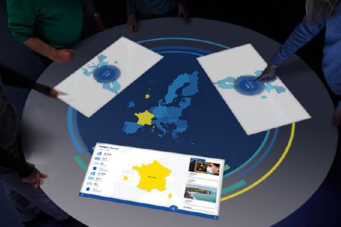 Foto: © Erlebnis Europa Wien / Europäisches Parlament Ausstellungsansicht, digitale Landkarten der Europäischen Union auf einem runden Tisch