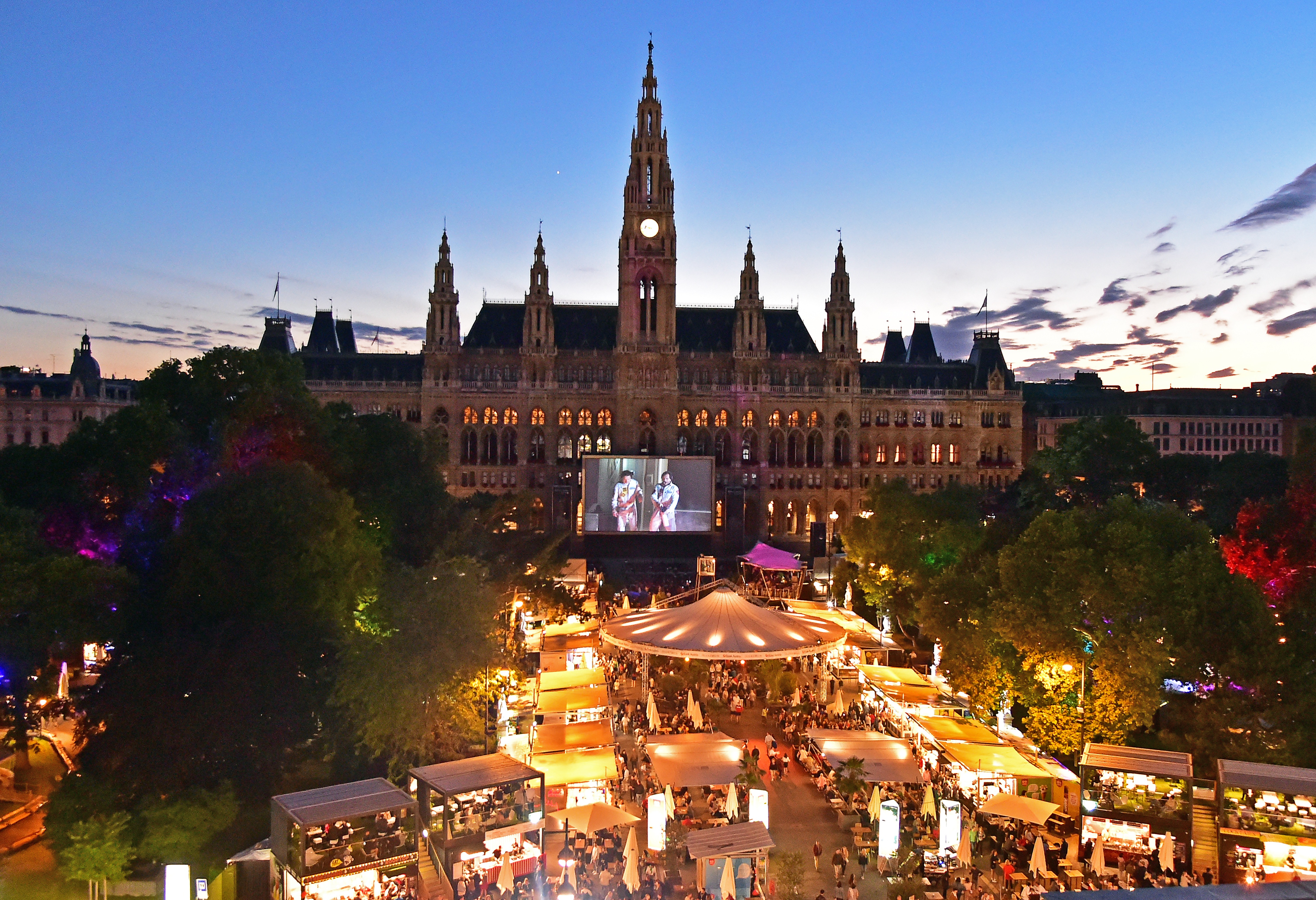 © Stadt Wien Marketing Film-Festival auf dem Wiener Rathausplatz, eine Aufnahme vom Balkon des Burgtheaters mit Blick auf das Rathaus und den Platz davor