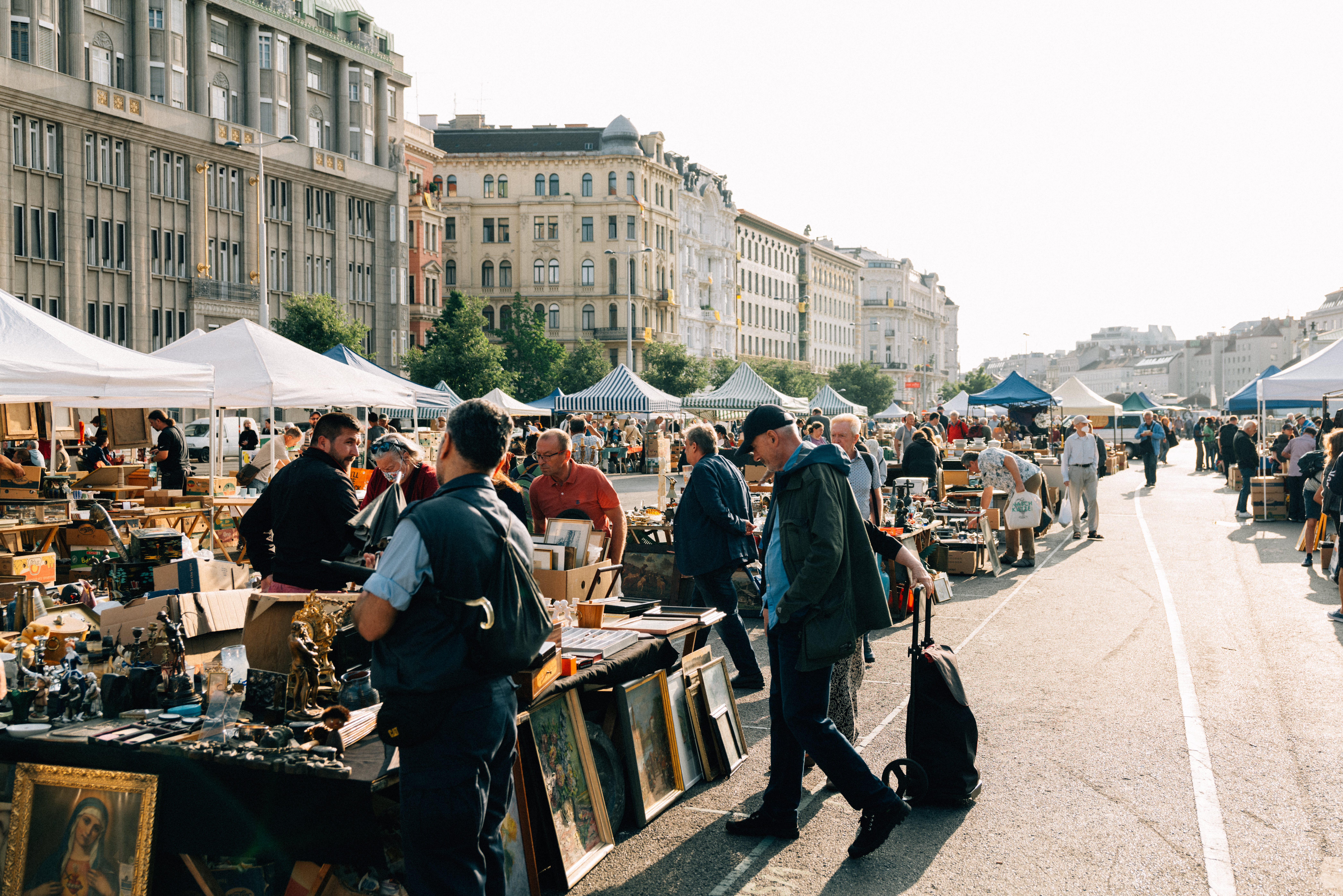 © WienTourismus / Julius Hirtzberger Flea market at the Naschmarkt: People standing at the various stands and examining the goods on offer