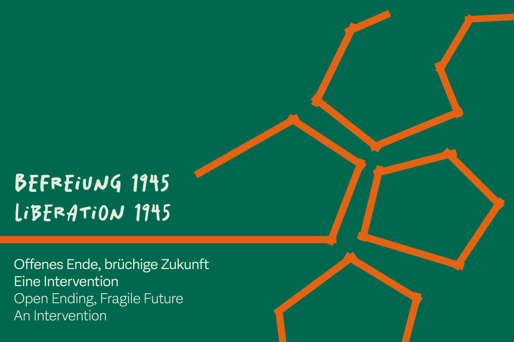 Ausstellung: Befreiung 1945 – Offenes Ende, brüchige Zukunft. Eine Intervention © Haus der Geschichte Österreich Auf dem Ausstellungsplakat ist der Titel: "Befreiung 1945 – Offenes Ende, brüchige Zukunft. Eine Intervention" in Deutsch und Englisch, in weißer Schrift auf dunkelgrünem Hintergrund zu lesen. Daneben vier Fünfecke, die sich öffnen, in oranger Farbe