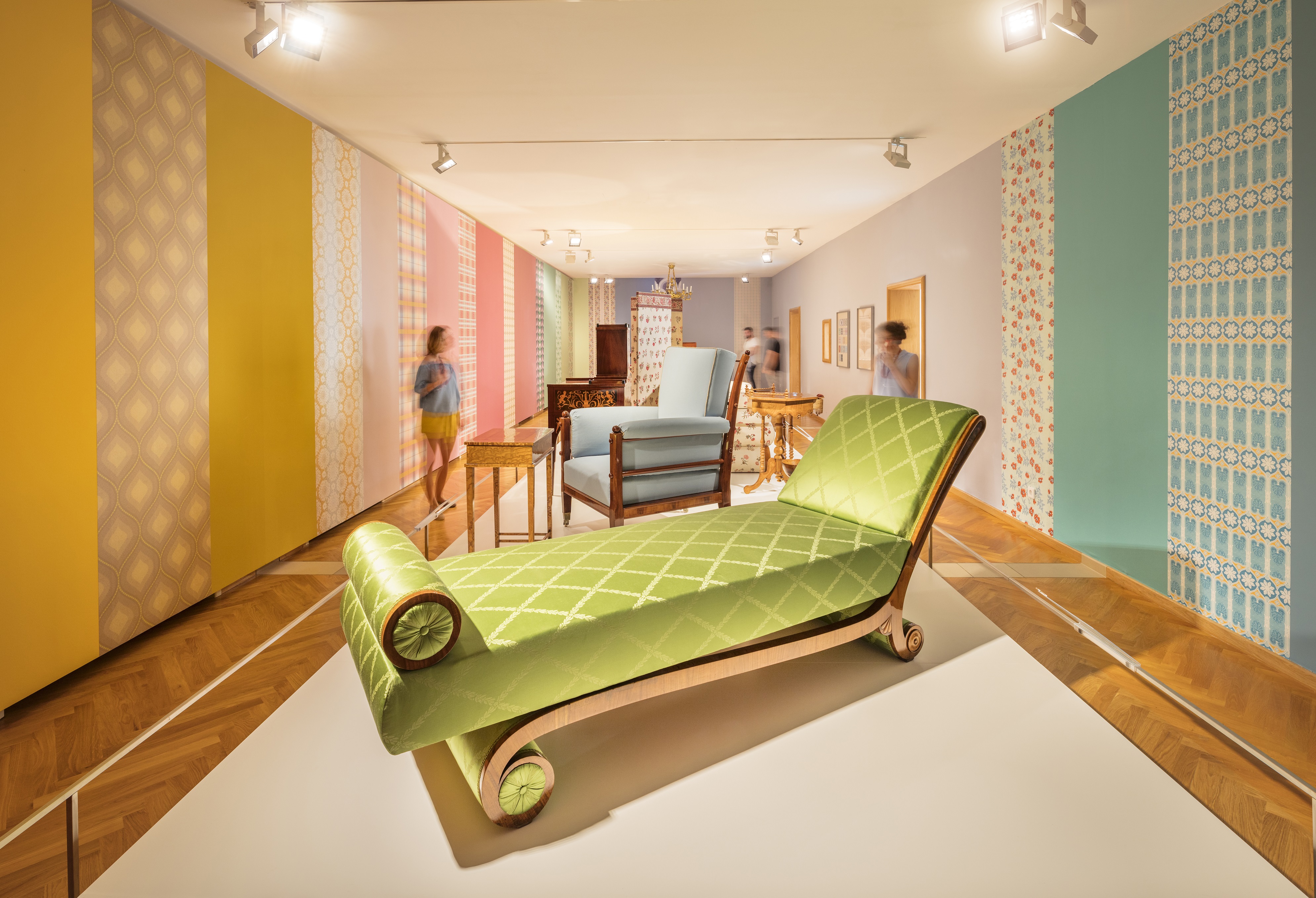 Möbelmuseum Wien, Abteilung Biedermeier: Fauteuils, Sofas und Tapeten, im Vordergraund ein lindgrünes Sofa