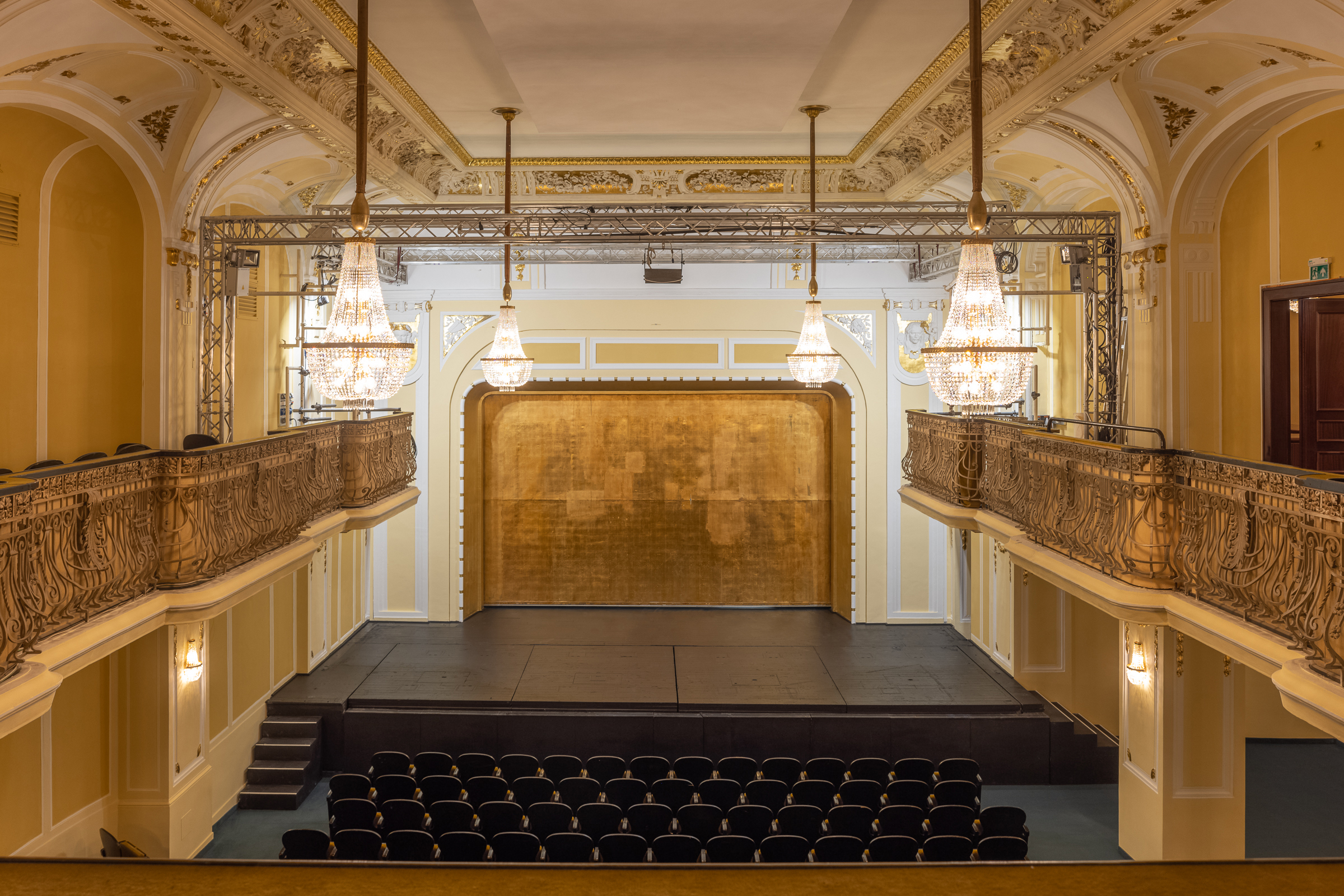 Vereinigte Bühnen Wien GmbH © Kammeroper Innenansicht / Katharina Schiffl Bühne und Publikumsraum der Kammeroper von der Galerie aus fotografiert