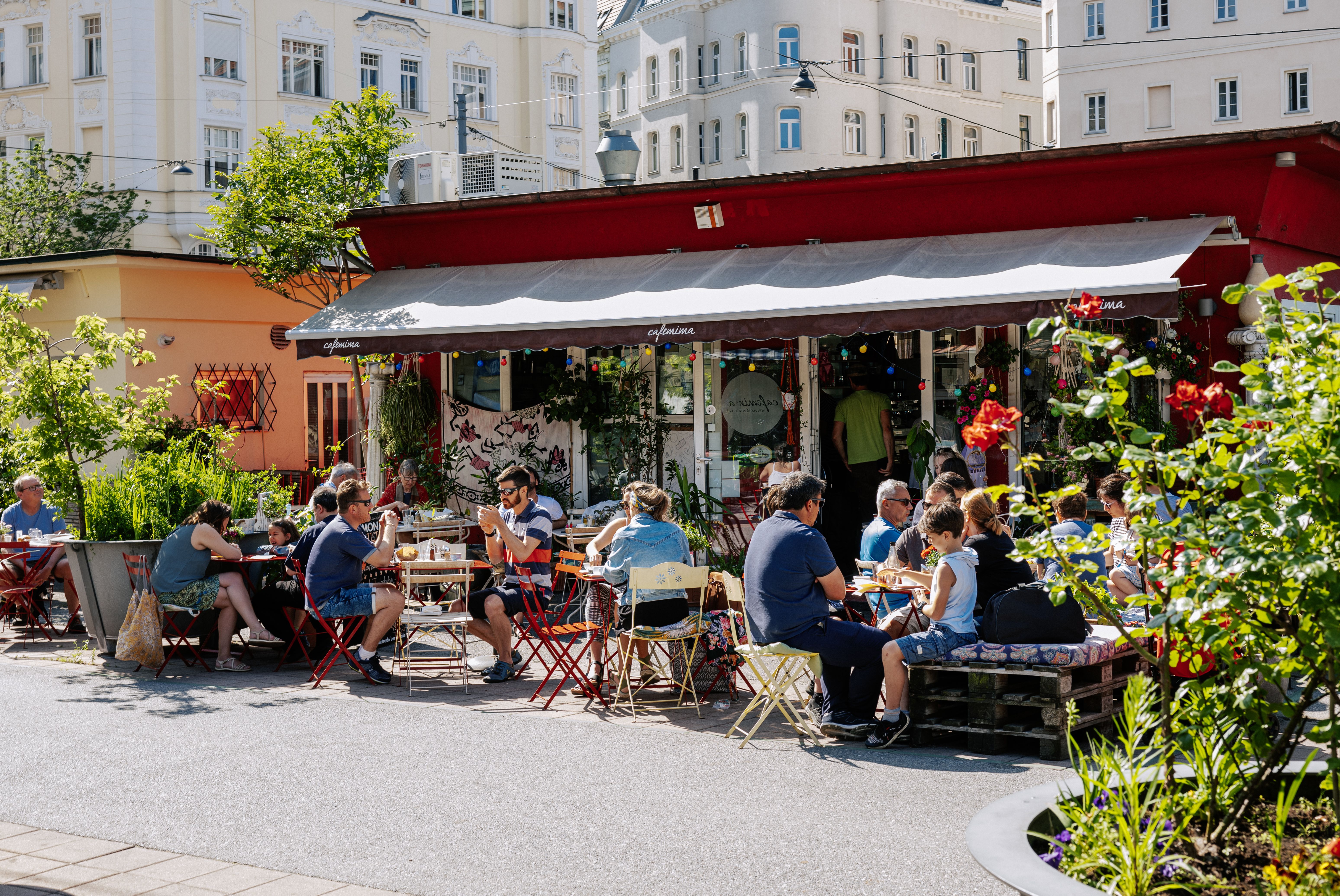 © WienTourismus / Paul Bauer Foto einer Markszene am Karmelitermarkt mit einem belebten Gastgarten