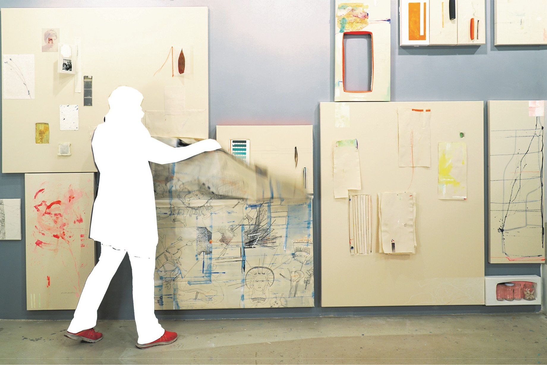 Barbara Klampfl / Bildrecht, Dein Bild, 2019-2024, Mischtechnik, eine interaktive, sich laufend verändernde Bildinstallation © Foto: Iulian Moise The picture shows an installation arrangement, different white surfaces on a gray wall. These surfaces are designed like collages.