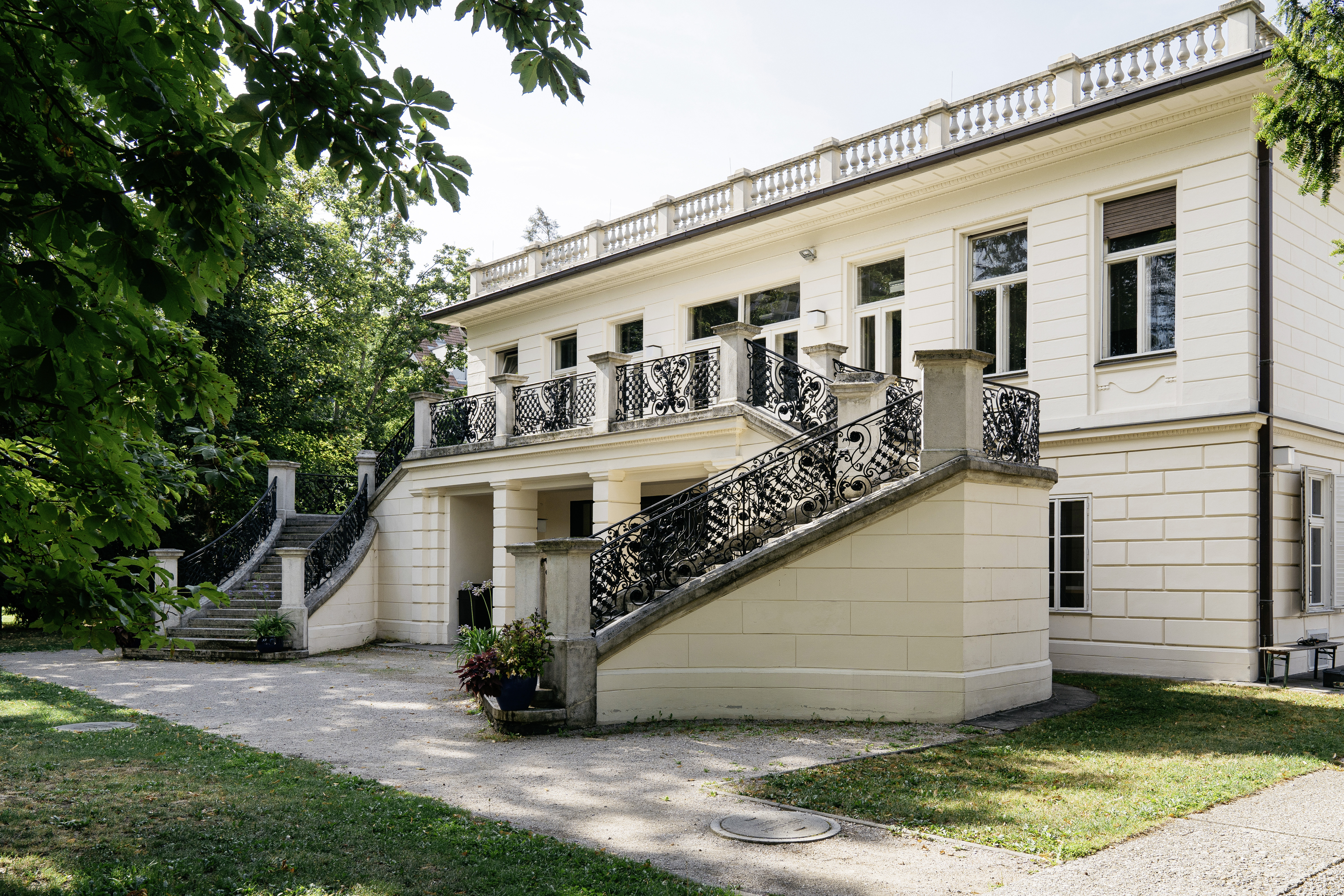 Foto: © Wien Tourismus / Gregor Hofbauer Photo of Klimt villa with staircase to the second floor surrounded by a garden