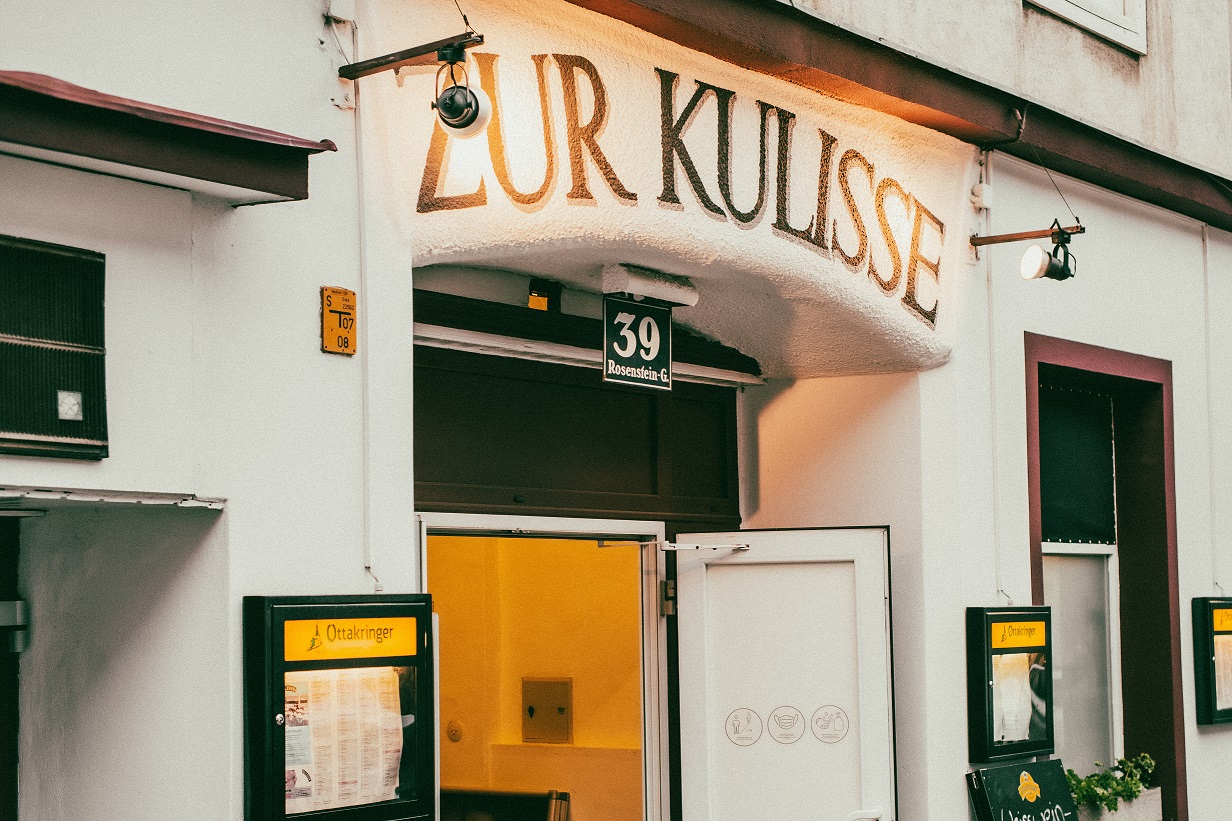 © Kulisse Außenansicht / Christopher Glanzl Exterior view of the cabaret Kulisse with the entrance door, above it the lettering Kulisse, which is illuminated with spotlights