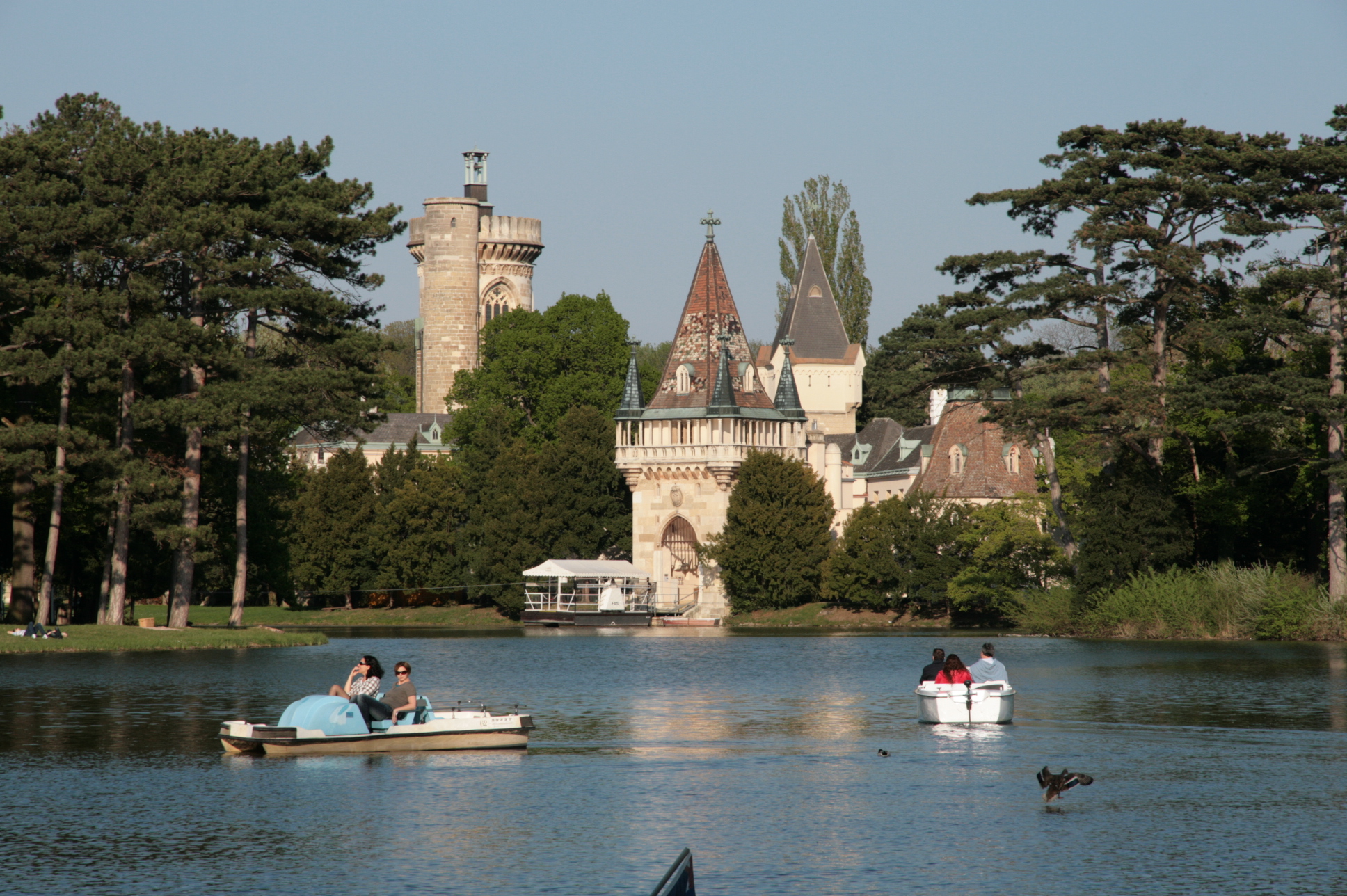 Foto: © Schloss Laxenburg Betriebsgesellschaft mbH / Wolfgang Mastny Foto mit der Franzensburg umgeben vom Schlossteich im Schlosspark Laxenburg