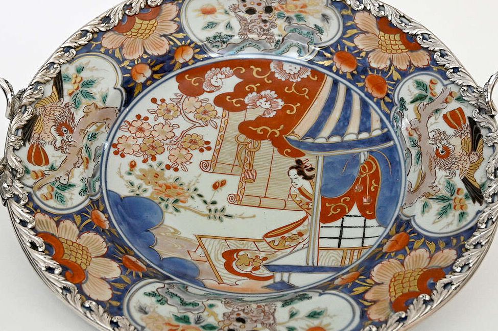 Das Foto zeigt ein Teller aus japanischem Porzellan mit typischen japanischen Motiven und Ornamenten