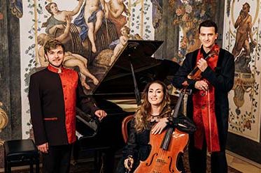 © Mozart Ensemble Wien Die Mitglieder des Streichquartetts des Mozart Ensembles Wien vor einem Flügel vor den Fresken der Sala Terrena im Deutschordenshaus