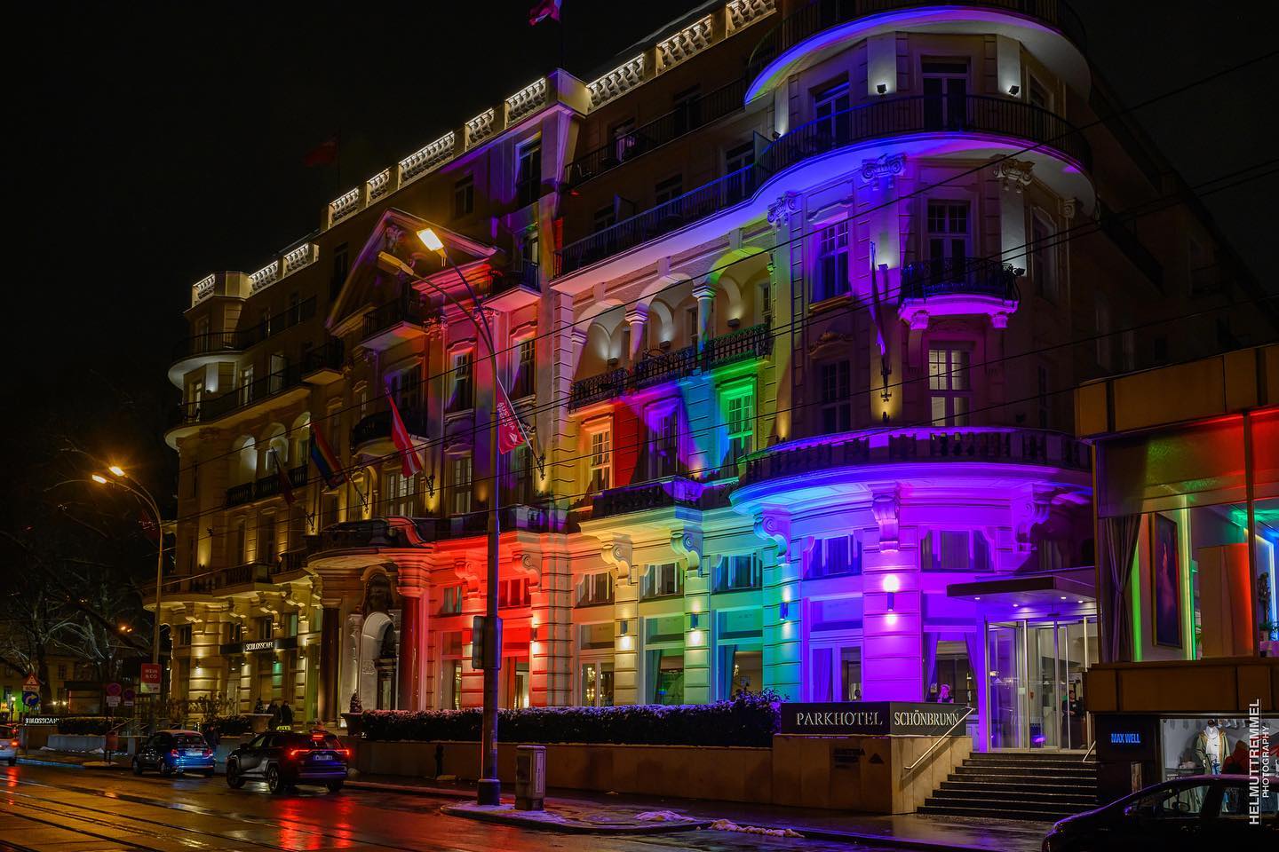 Foto: © Helmut Tremmel Photography / Parkhotel Schönbrunn, Wiener Regenbogenball Photo of the Parkhotel Schönbrunn at night in the illumination of the rainbow on the occasion of the Vienna Rainbow Ball.