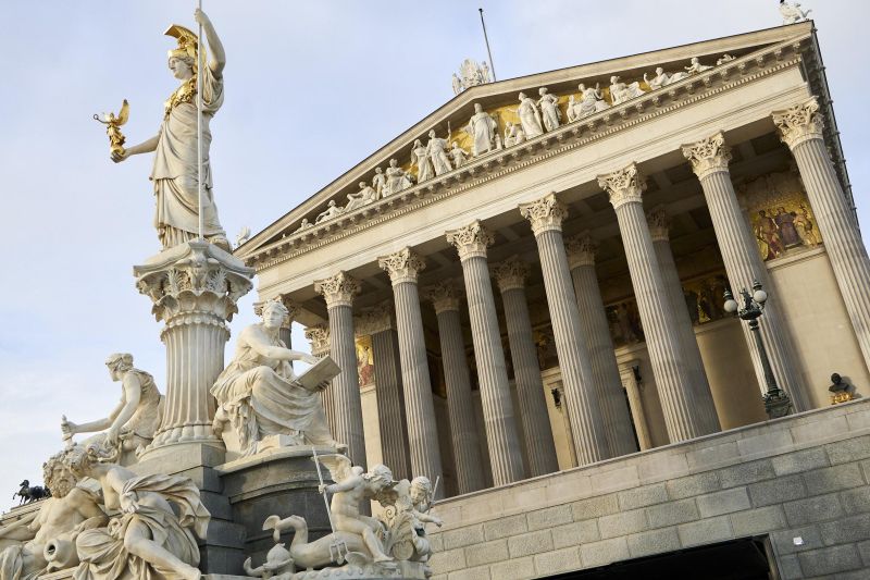 Foto: Parlament Österreich © Parlamentsdirektion / Thomas Topf Foto der Vorderseite des Parlamentsgebäudes mit dem Brünnen der Pallas Arthene